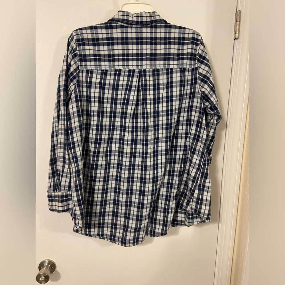 🌹- Blue and White checkered flannel shirt